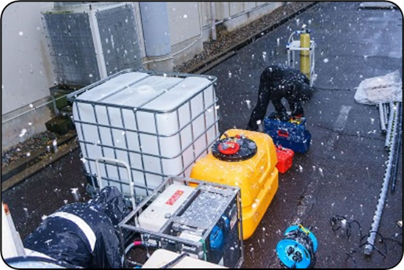屋外にボイラー･給水タンク･排水受けタンク