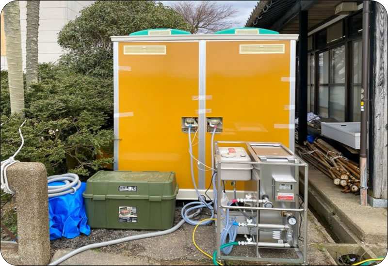 シャワー室の裏にボイラーや灯油が入った収納ボックスを配置